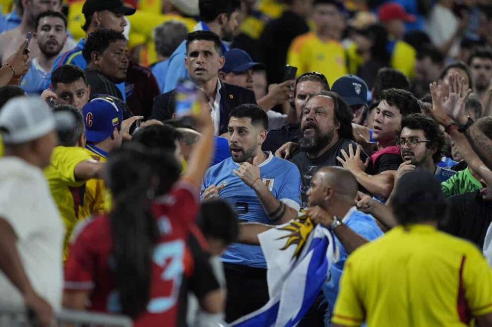 Uruguay’s Jose Gimenez, center, argues with fans at the end of a Copa America semifinal soccer match against Colombia in Charlotte, N.C., Wednesday, July 10, 2024. (AP Photo/Julia Nikhinson) Associated Press/LaPresse