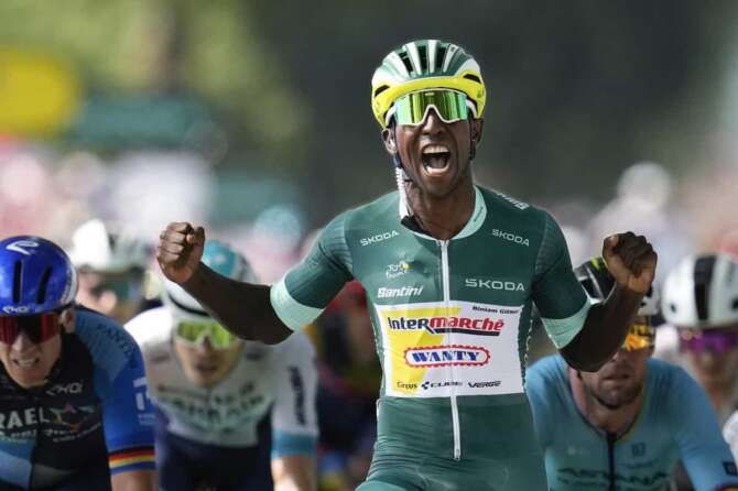 Eritrea’s Biniam Girmay, wearing the best sprinter’s green jersey, celebrates as he crosses the finish line ahead of Germany’s Pascal Ackermann, left, and Britain’s Mark Cavendish, right, to win the twelfth stage of the Tour de France cycling race over 203.6 kilometers (126.5 miles) with start in Aurillac and finish in Villeneuve-sur-Lot, France, Thursday, July 11, 2024. (AP Photo/Jerome Delay) Associated Press / LaPresse Only italy and Spain