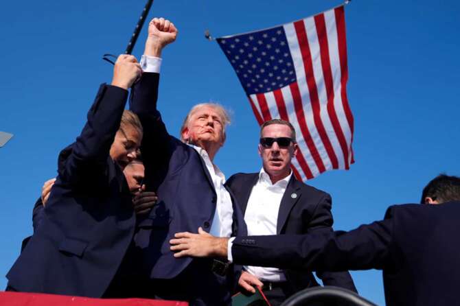 Republican presidential candidate former President Donald Trump is surrounded by U.S. Secret Service agents at a campaign rally, Saturday, July 13, 2024, in Butler, Pa. (AP Photo/Evan Vucci) Associated Press / LaPresse Only italy and Spain