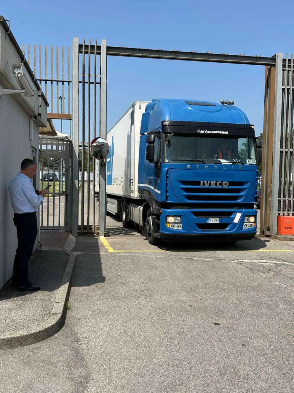 Carcere di Montorio a Verona, Tosi consegna 11 tonnellate di piastrelle per le docce: video e foto