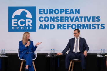 Meloni in difficoltà in Europa, a rischio anche la presidenza dell’Ecr: Morawiecki vuole la guida dei Conservatori