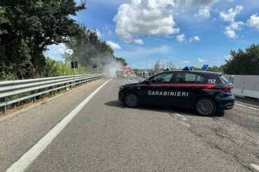Assalto a un portavalori tra Brindisi e Lecce, caos sulla Statale 613: spari e auto incendiate per il colpo da 3 milioni
