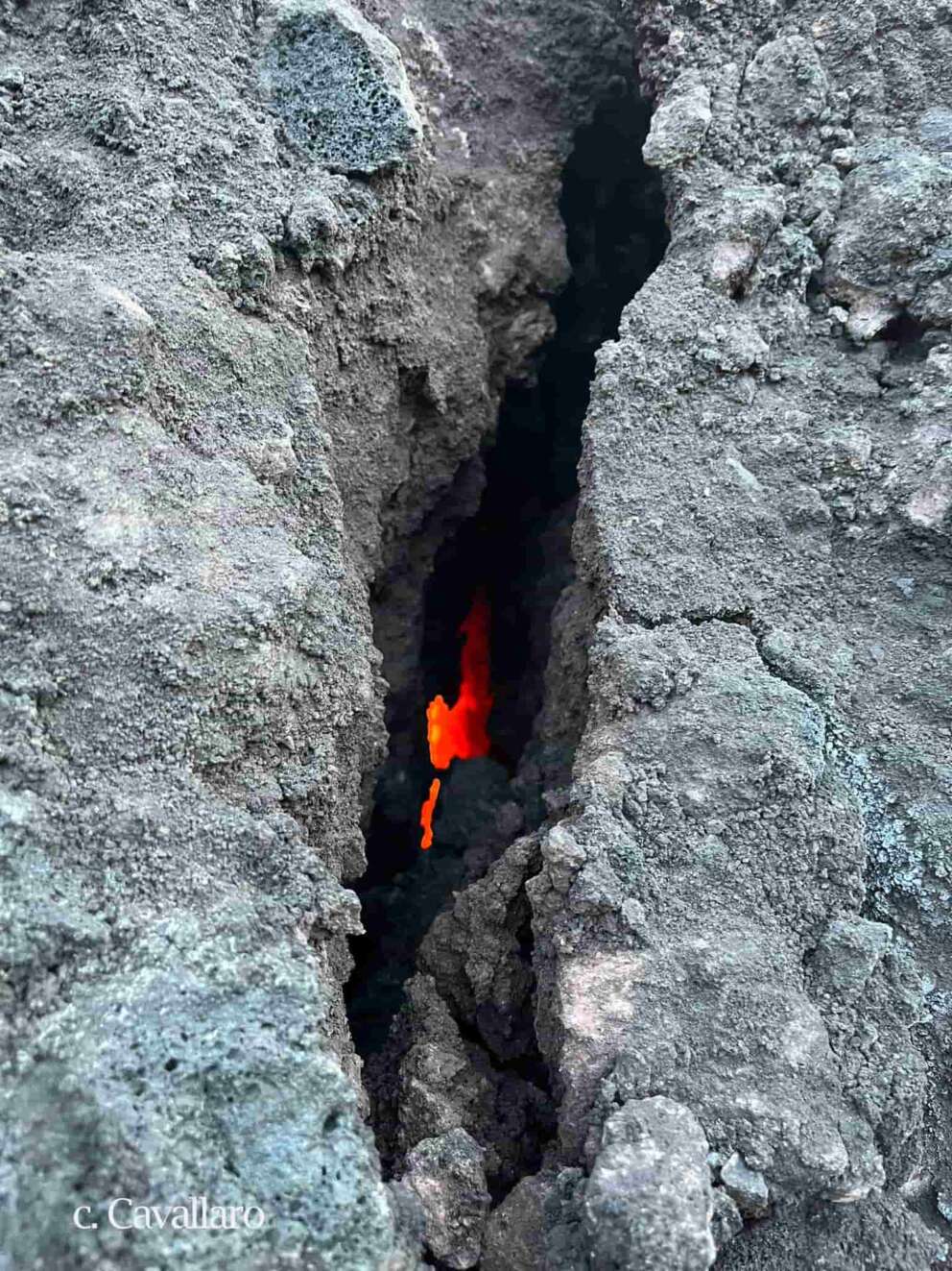 Bomba vulcanica trovata sull’Etna, che cos’è e come si forma. Parla l’esperto Carmelo Cavallaro: “È ancora incandescente”. FOTO