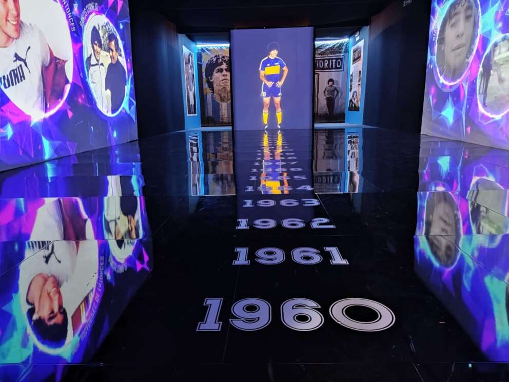 ‘Diego vive’, il paradosso della mostra a Napoli su Maradona senza maglie azzurre: foto e video