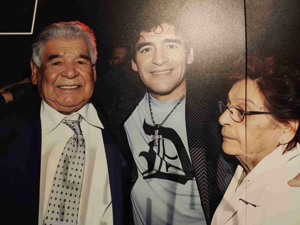 ‘Diego vive’, il paradosso della mostra a Napoli su Maradona senza maglie azzurre: le foto