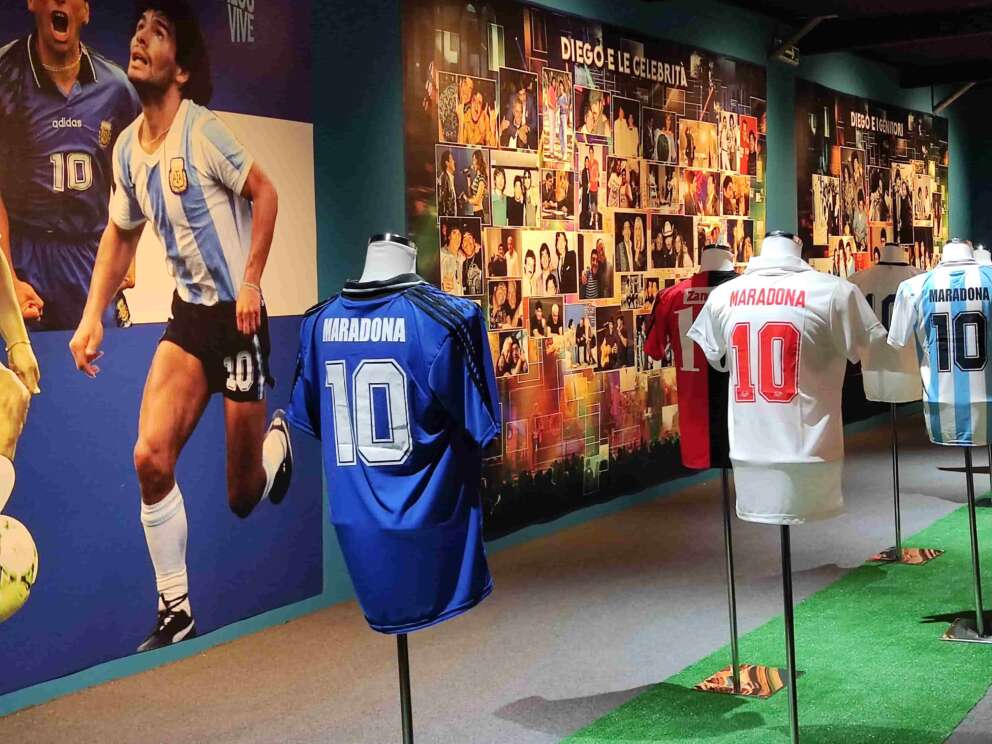 ‘Diego vive’, il paradosso della mostra a Napoli su Maradona senza maglie azzurre: foto e video