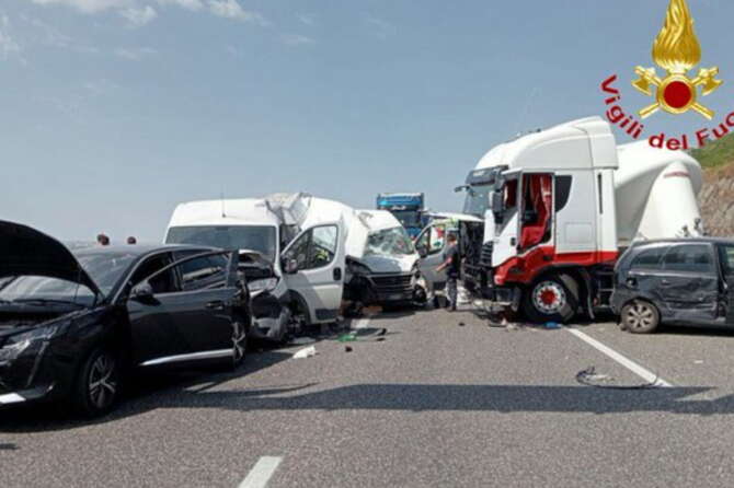 Tir si ribalta sull’A2 a Eboli, sette automezzi coinvolti nell’incidente: due persone hanno perso la vita