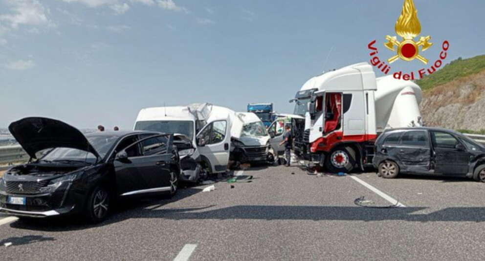 Tir si ribalta sull’A2 a Eboli, sette automezzi coinvolti nell’incidente: due persone hanno perso la vita