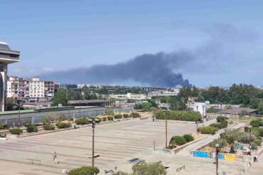 Napoli incendio in un parcheggio di Ponticelli: fumo visibile a chilometri di distanza