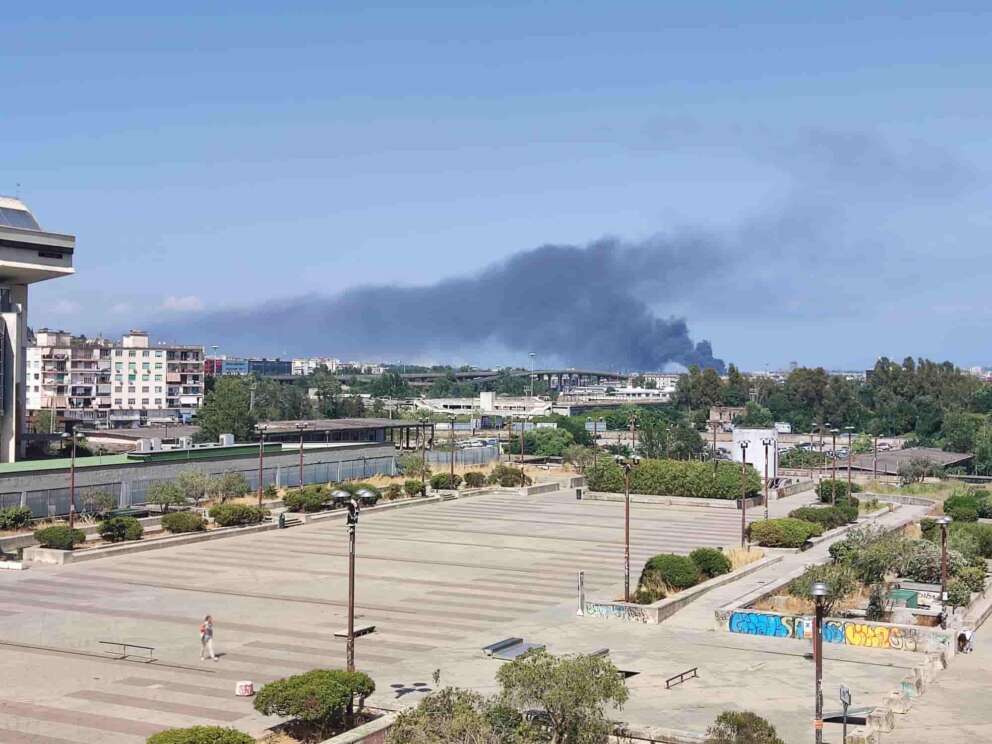 Napoli incendio in un parcheggio di Ponticelli: fumo visibile a chilometri di distanza