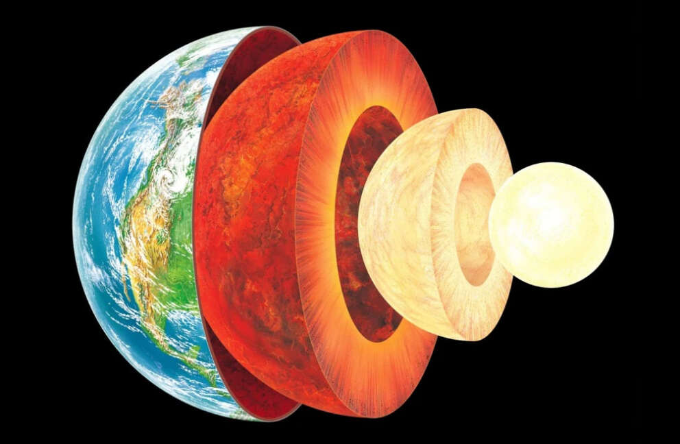 Perché il nucleo della Terra sta rallentando rischiando di invertire la rotazione del pianeta: cosa significa?