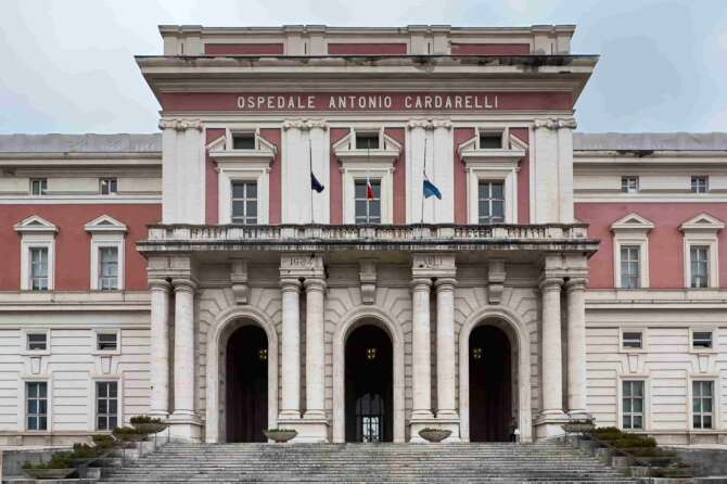 Napoli, infermiera aggredita all’ospedale Cardarelli: “Colpita con un pugno in faccia da un paziente”