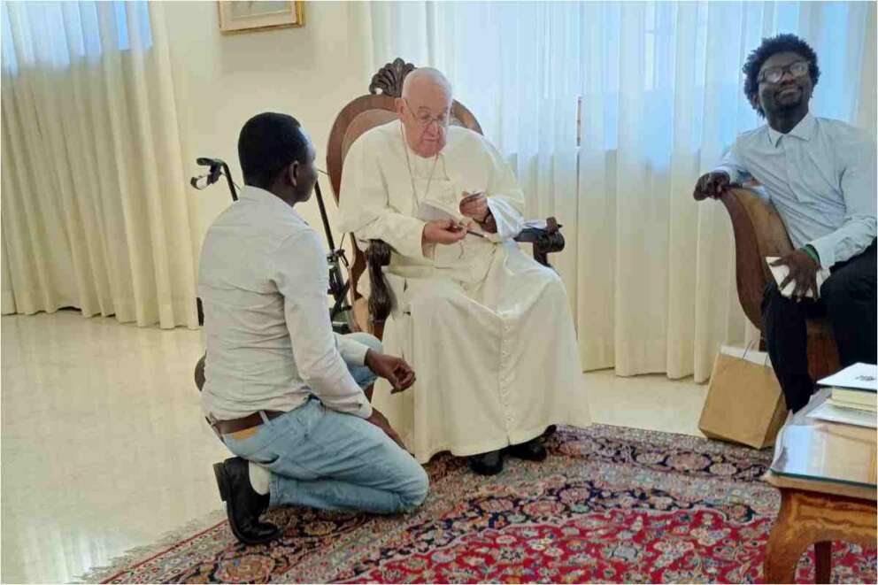 Papa Francesco abbraccia i migranti e si commuove: “Siamo tutti fratelli”