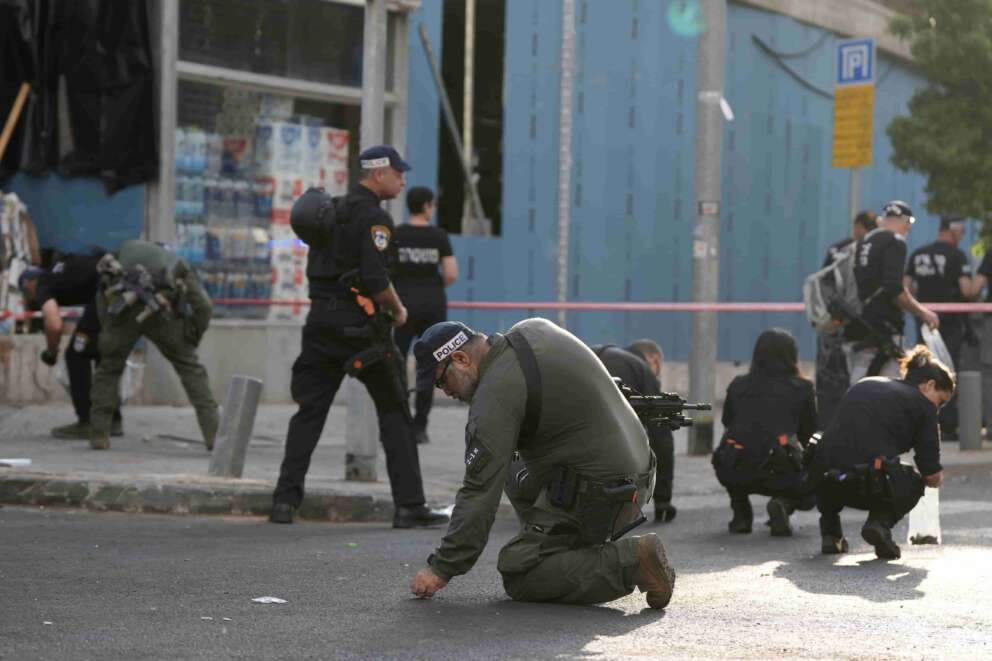 Attacco a Tel Aviv, drone esplode a un passo dall’ambasciata Usa e uccide una persona: “Sono stati gli Houthi armati dall’Iran”