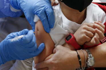 Vaccini obbligatori per i minori, la Lega strizza l’occhio ai no-vax: l’emendamento per renderli “solo raccomandati”