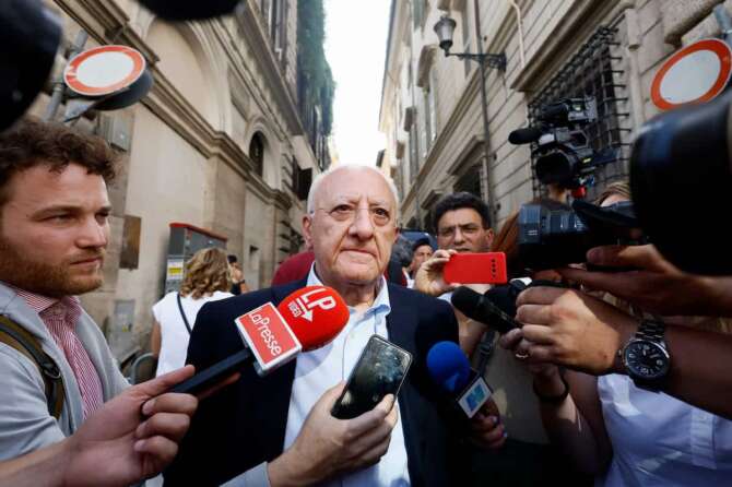 Vincenzo De Luca alla manifestazione per la difesa della Costituzione Italiana convocata dalle forze di opposizione in piazza Santi Apostoli – Politica – Roma, Italia – Martedì , 18 Giugno 2024 (foto Cecilia Fabiano/LaPresse) Vincenzo De Luca at the demonstration for the defense of the Italian Constitution called by the opposition forces in Piazza Santi Apostoli – Politics – Rome, Italy — Tuesday , 18 June 2024 (photo Cecilia Fabiano / LaPresse)