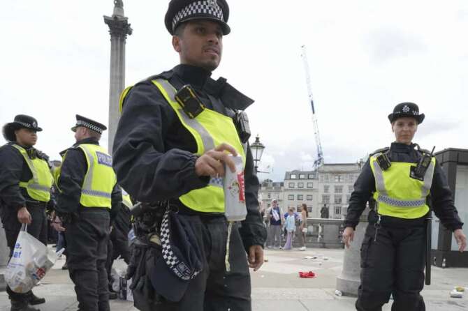 FOTO DI REPERTORIO A police officer empties a beer can as they move England fans away from Trafalgar Square, London, Sunday, July 14, 2024, ahead of the Euro 2024 Final soccer match between Spain and England, being played in Berlin later Sunday. (AP Photo/Kin Cheung)