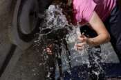 Caldo, turisti si rinfrescano alla fontana della Barcaccia Roma , Italia —Sabato 27 luglio 2024 – Cronaca – (foto di Cecilia Fabiano/LaPresse) Hot Wave , tourists fighting high temperature at Spanish Steps Rome , Italy – Thursday , Saturday 27, July 2024 – News – (photo by Cecilia Fabiano/LaPresse)