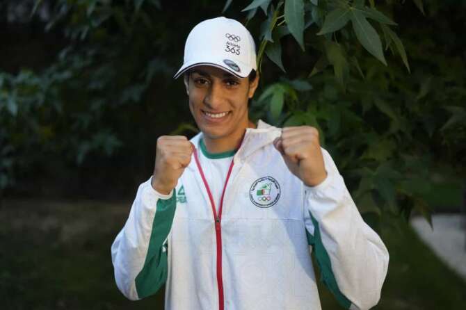 Algerian boxer Imane Khelif poses for a photo after an interview with SNTV at the 2024 Summer Olympics, Sunday, Aug. 4, 2024, in Paris, France. (AP Photo/Vadim Ghirda) Associated Press/LaPresse