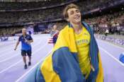 Armand Duplantis, of Sweden, celebrates after setting a new world record in the men’s pole vault final at the 2024 Summer Olympics, Monday, Aug. 5, 2024, in Saint-Denis, France. (AP Photo/Bernat Armangue) Associated Press / LaPresse Only italy and Spain