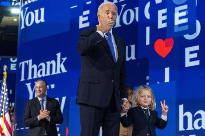 Biden, un addio che commuove l’America: il passaggio di testimone del presidente a Kamala Harris