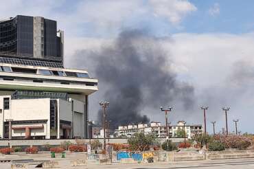 Incendio a Napoli, nube di fumo nero oscura il cielo: visibile a grande distanza