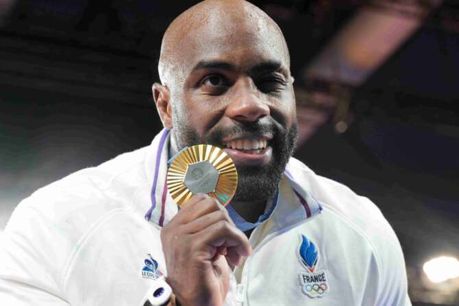 Teddy Riner, il gigante del judo francese che ha vinto due ori alle Olimpiadi di Parigi. Il fisico, altezza e peso: perché ha combattuto con l’italiano più leggero