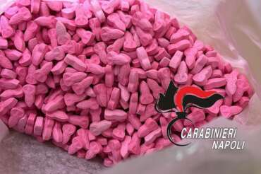 Cocaina rosa: cos’è la nuova droga che invade le città. Effetti e differenze con quella bianca