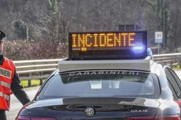 Giugliano, Smart si ribalta con 4 persone a bordo: muore bimba di 8 anni, l’uomo alla guida senza patente e assicurazione