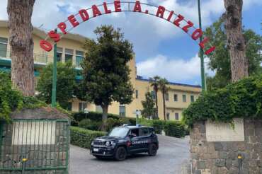 Ischia, picchia moglie e figlio piccolo: “Portate via papà, aiutateci!”