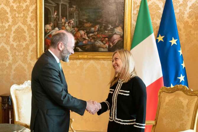 Asse Meloni-Weber, dai Popolari la sponda al governo sulle nomine: ma va isolato Salvini