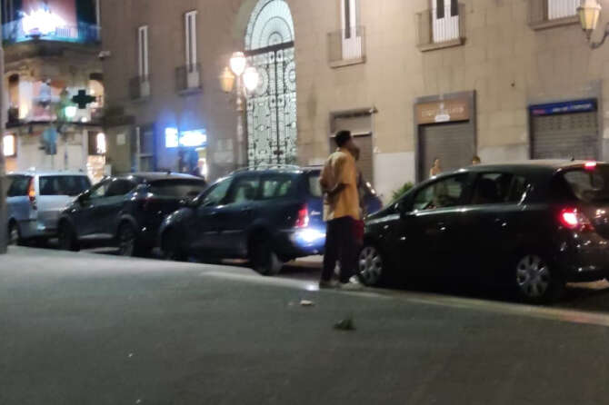 Napoli, lite tra parcheggiatori abusivi davanti Palazzo San Giacomo sede del Comune