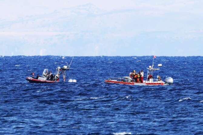 I naufraghi sono tutti uguali, migranti e ricchi in vacanza su uno yacht