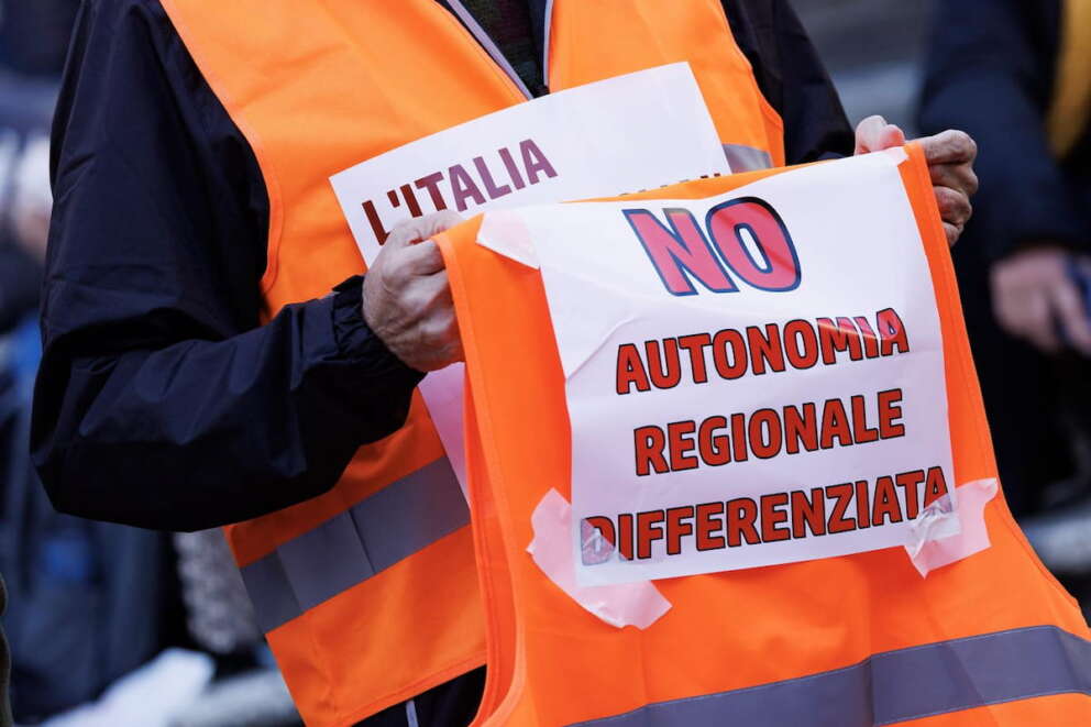 Autonomia differenziata, mezzo milione di firme digitali per il referendum: quorum superato, altra grana per Meloni