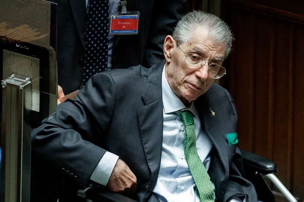 Come sta Umberto Bossi, le voci (false) sulla morte del Senatùr: “Gli avete allungato la vita”