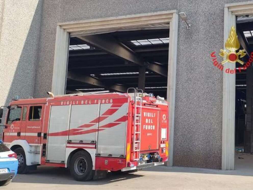 Muore a 22 anni sul posto di lavoro, incastrato nel nastro trasportatore: la tragedia a Monza