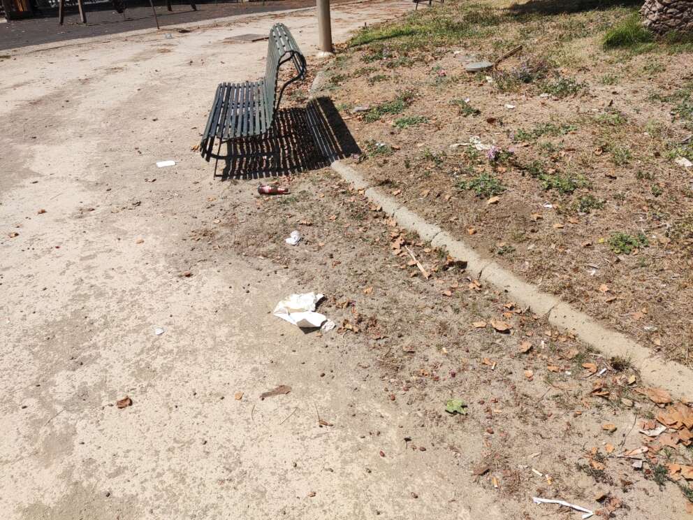 Villa Comunale di Napoli, l’area bimbi vittima di degrado e lerciume: giostre rotte e rifiuti ovunque. Le Foto