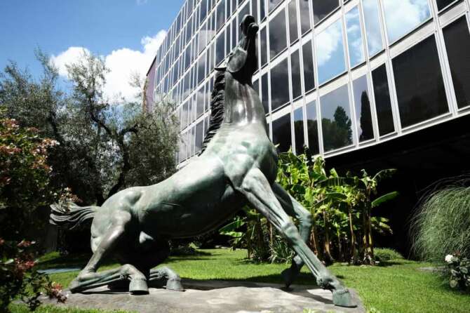 Foto Mauro Scrobogna /LaPresse 15-07-2021 Roma , Italia Cronaca RAI – sede Generale Nella foto: La sede generale Rai di Viale Mazzini con il cavallo di bronzo, opera dello scultore siciliano Francesco Messina, che dal 1966 è comunemente diventato il simbolo dell’azienda Photo Mauro Scrobogna /LaPresse July 15, 2021  Rome, Italy News RAI – headquarters In the photo: The Rai headquarters in Viale Mazzini with the bronze horse, the work of the Sicilian sculptor Francesco Messina, who since 1966 has commonly become the symbol of the company