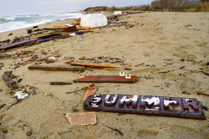 Strage di Cutro, le bugie e le responsabilità dietro il naufragio: cosa c’è nei verbali dell’inchiesta