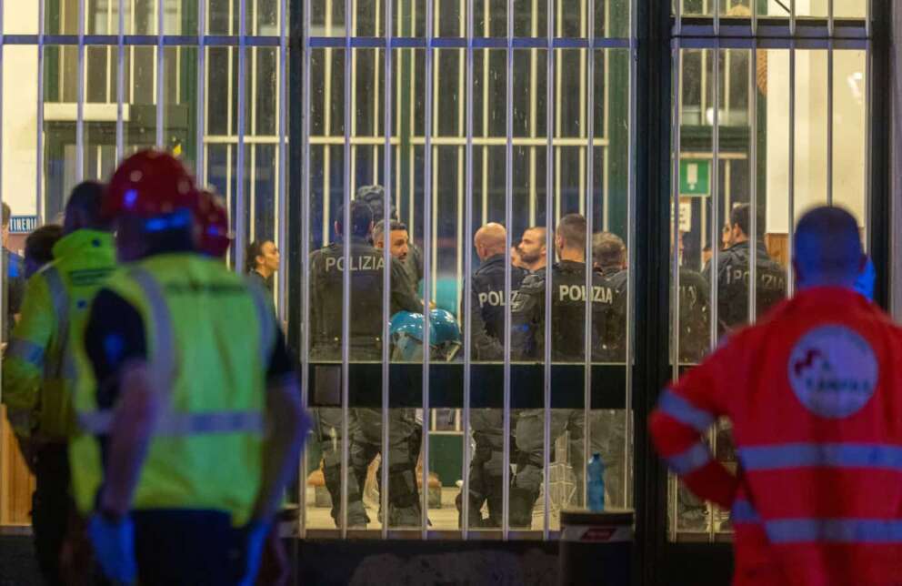 Rivolta e tentativi di evasione al carcere minorile Beccaria di Via Calchi Taeggi – Milano, Italia – Sabato, 31 Agosto 2024 (foto Stefano Porta / LaPresse) Riot and escape attempts at the Beccaria juvenile prison in Via Calchi Taeggi – Milano, Italia – Milan, Italy – Saturday, 31 august 2024 (photo Stefano Porta / LaPresse)