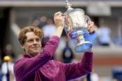 Jannik Sinner, of Italy, holds up the championship trophy after defeating Taylor Fritz, of the United States, in the men’s singles final of the U.S. Open tennis championships, Sunday, Sept. 8, 2024, in New York. (AP Photo/Julia Nikhinson)