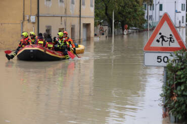 Alluvione in Emilia Romagna e Marche, due dispersi: “La casa è crollata, uno trascinato via dall’acqua”