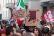 Arrestateci tutti: il sit-in a Piazza Navona cantando “Bella Ciao” contro le leggi fasciste sulla sicurezza