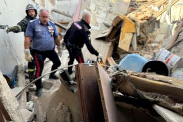 Esplode una bombola di gas e crolla una palazzina a Saviano, morti due bimbi di 4 e 6 anni: si cercano la madre e la nonna