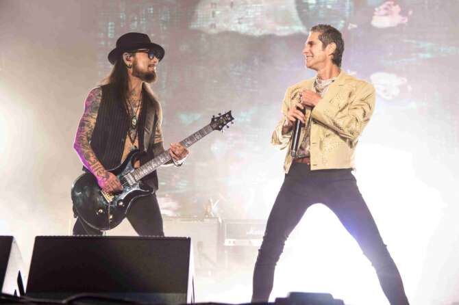 Jane’s Addiction perché la lite e i pugni sul palco tra Farrell e Navarro, annullato il tour 2024: come avere il rimborso dei biglietti