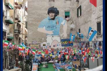 Murales di Maradona a Napoli ai Quartieri Spagnoli, quando è stato fatto: come arrivare e la storia della finestra sul viso di Diego. La leggenda e i tanti cimeli