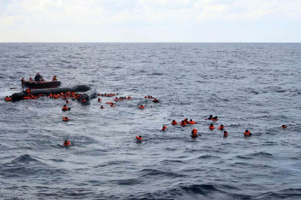 Strage di migranti al largo di Lampedusa, si ribalta barcone: sette in salvo e 21 dispersi, tre sono bambini