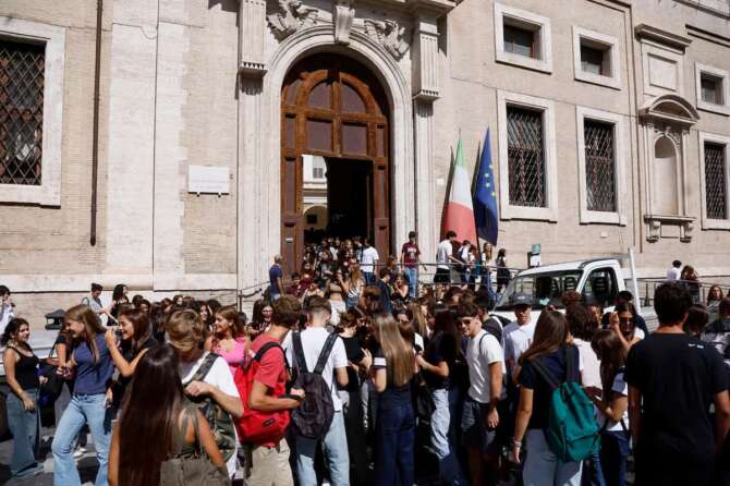 Scuola a pezzi, il rapporto Cittadinanzattiva: 69 crolli in un anno, 6 edifici su 10 non hanno il certificato di agibilità