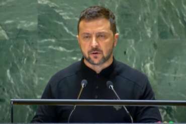 Zelensky presenta il “piano della vittoria” ucraina: all’Onu accusa Mosca di pianificare attacchi agli impianti nucleari