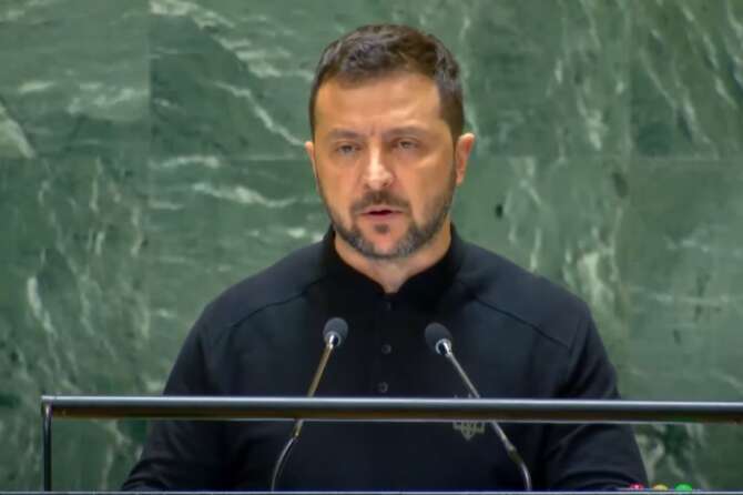 Zelensky presenta il “piano della vittoria” ucraina: all’Onu accusa Mosca di pianificare attacchi agli impianti nucleari